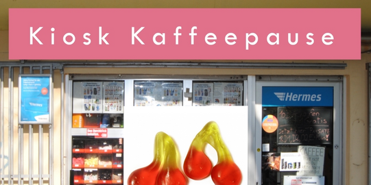 Ein Kiosk namens Kaffeepause. Im Vordergrund sind zwei Gummibärchen-Kirschen abgebildet