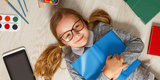 Kind mit Brille