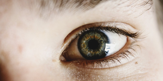 Das Auge eines Kindes in Großaufnahme