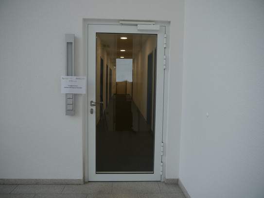 Die Eingangstür aus Glas, die zum Untersuchungstrakt führt