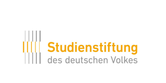 Logo der Studienstiftung des deutschen Volkes: mit schwarzen und gelben Strichen links und rechts in Dick und Gelb der Name der Stiftung