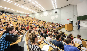 Studierende sitzen in einer Vorlesung im Hörsaal. 